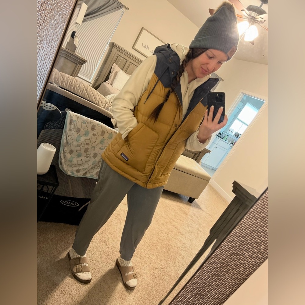 Women’s Patagonia Navy and Tan Hooded Bivy Puffer Vest (like new) - Picture 3 of 3